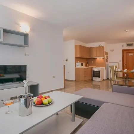 Top-located With Balcony شقة *