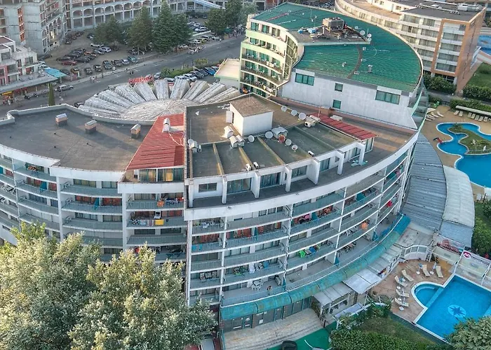 Top-located With Balcony アパート